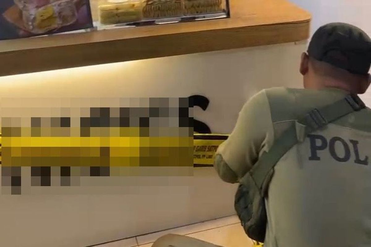 Satpol PP Surabaya menyegel stan es krim mengandung alkohol, Sabtu (19/4/2025).