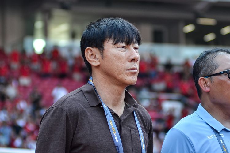 Pelatih Timnas Indonesia Shin Tae-yong memimpin skuad Garuda dalam pertandingan Kualifikasi Piala Dunia 2024 antara Indonesia vs Irak, Kamis (6/6/2024) di Stadion Gelora Bung Karno Jakarta. 