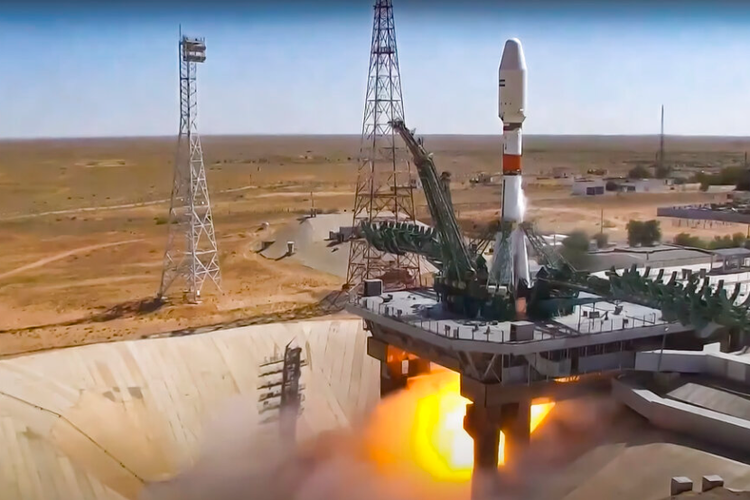 Dalam foto yang diambil dari video yang dirilis oleh Roscosmos pada hari Selasa (9/8/2022), sebuah roket Soyuz Rusia lepas landas untuk membawa satelit Khayyam Iran ke orbit di kosmodrom Baikonur yang disewa Rusia di dekat Baikonur, Kazakhstan. Sebuah roket Rusia telah berhasil meluncurkan satelit Iran ke orbit. Roket Soyuz lepas landas sesuai jadwal pada 08:52 waktu Moskow (0552 GMT) Selasa dari fasilitas peluncuran Baikonur yang disewa Rusia di Kazakhstan.