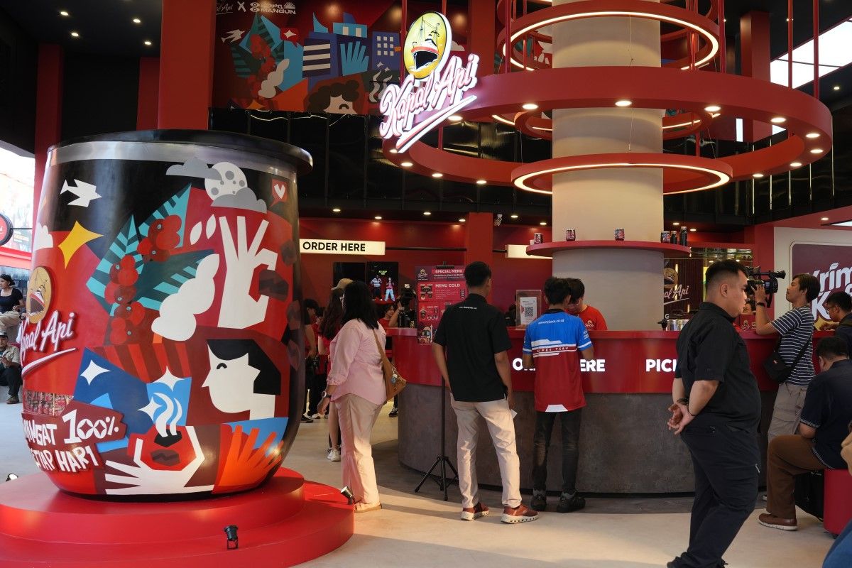 Area open bar yang dapat dikunjungi pengunjung booth Kapal Api untuk melihat langsung proses pembuatan kopi yang sedang dipesan.