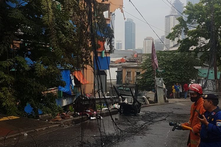 Kebakaran pada tiang listrik di belakang pasar tanah abang blok G, api berhasil di padamkan oleh Gulkarmat Jakarta Pusat,  Kamis (20/1/2022).