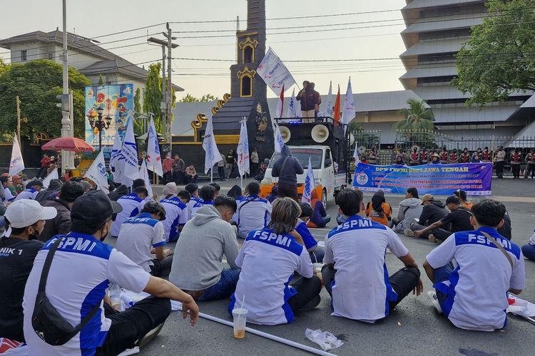 Ratusan buruh di Kota Semarang, Jawa Tengah beramai-ramai melakukan untuk rasa menolak Program Tabungan Perumahan Rakyat (Tapera) di depan Kantor Gubernur Jateng, Kamis (6/6/2024).