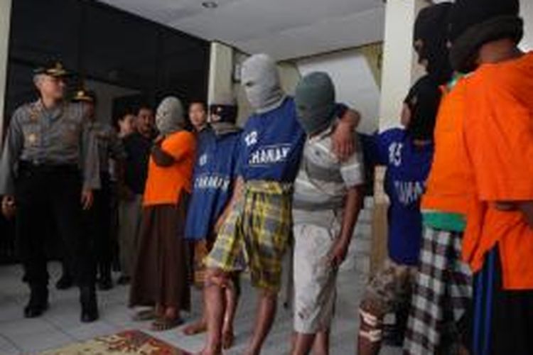 Tujuh tersangka kasus pembunuhan Hanipan alias Buang di Polres Banyuwangi, Jawa Timur, Kamis (16/1/2014).