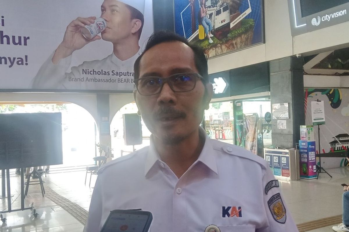 Executive Vice President KAI Daop 2 Bandung Dicky Eka Priandana tengah menjelaskan kesiapan Daop 2 di masa jelang angkutan lebaran 2025. Sebanyak 25 Lokomotif Daop 2 Bandung siap beroperasi.