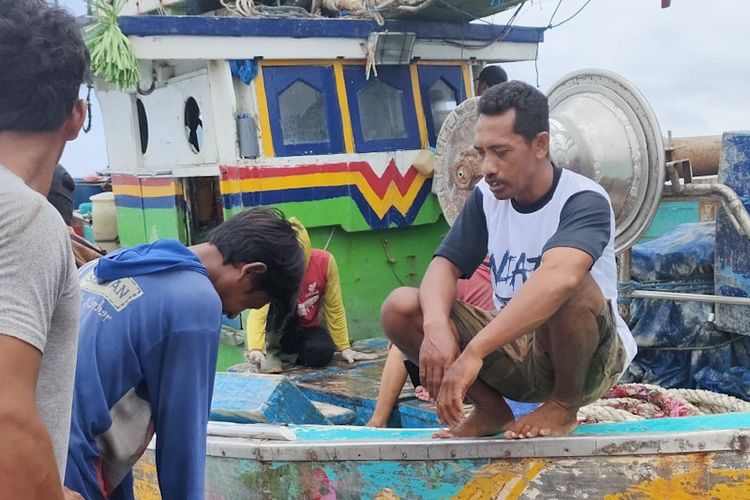 Kelompok nelayan asal Lamongan, diamankan sesama nelayan dari Pulau Bawean, setelah kedapatan menangkap ikan menggunakan cantrang, Minggu (13/3/2022).