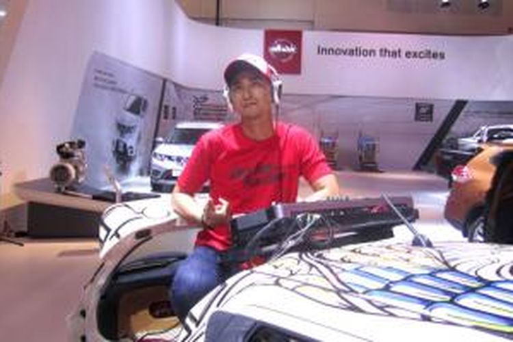Winky Wiryawan saat sedang melakukan gladi bersih di booth Nissan pada pameran otomotif GIIAS BSD Tangerang.