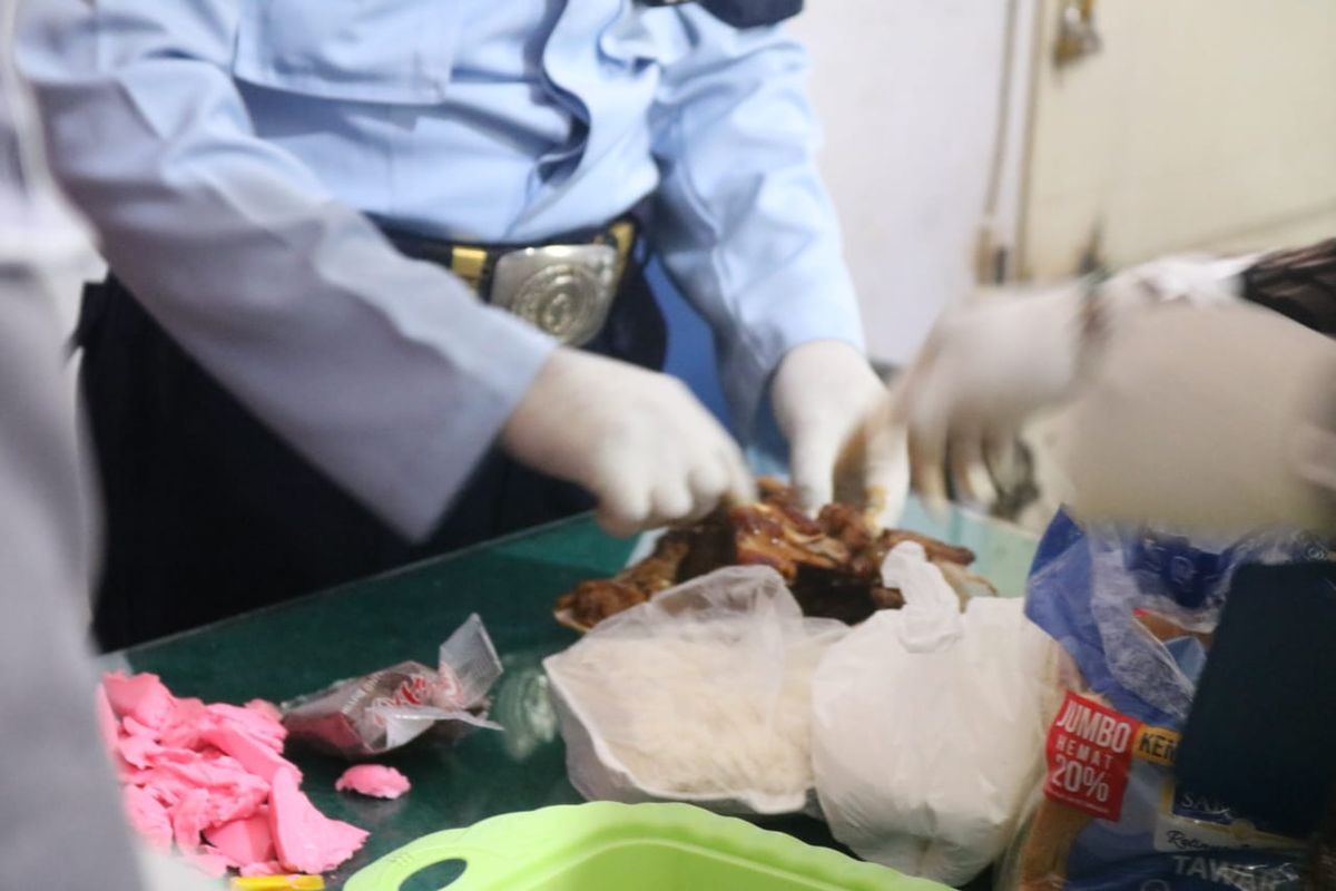 Pemeriksaan barang bukti enam paket sabu-sabu yang ketahuan diselundupkan seorang wanita berinisial FLD (36) warga Kecamatan Rogojampi, Kabupaten Banyuwangi, ke Lapas Kelas IIA Banyuwangi, Sabtu (12/3/2022).