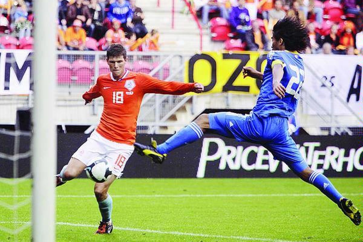 Klaas Jan Huntelaar (kiri) menyarangkan bola ke gawang Yuji Nakazawa (kanan) dalam laga persahabatan Belanda melawan Jepang di Enschede, Belanda, Sabtu (5/9). Gol Huntelaar adalah yang ketiga setelah gol dua rekannya, Eljero Elia dan Wesley Sneijder.