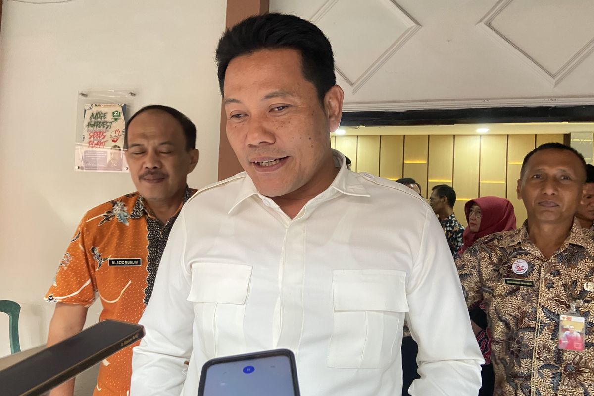 Bupati Sidoarjo Subandi usai menggelar rapat membahas banjir dj Kecamatan Sidoarjo, Kamis (20/11/2025)