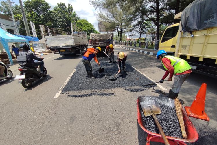Sejumlah petugas memperbaiki jalur utama pantura di Simpang Pegambiran Kecamatan Harjamukti Kota Cirebon Jawa Barat, Rabu (27/3/2024) siang. Perbaikan jalur Pantura ini dilakukan untuk mendukung kelancaran arus mudik 2024 dan ditargetkan selesai pada 1 April mendatang