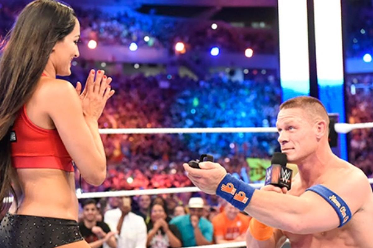 John Cena mengajukan lamaran kepada Nikki Bella di atas ring