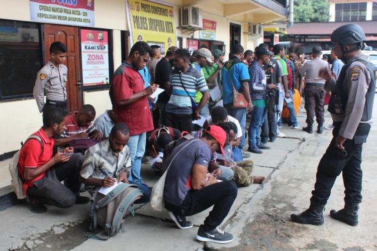 34 orang saat digelandang ke Mapolres jayapura Kota untuk dimintai keterangannya atas aksi  dukungan terhadap Gerakan Pembebasan West Papua yang dilaksanakan di halaman salah satu kampus di Abepura, Selasa (4/9) siang.