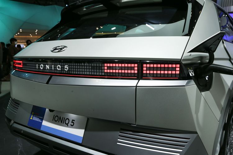 Mobil listrik Hyundai Ioniq 5 dipamerkan di ajang Gaikindo Indonesia International Auto Show (GIIAS) 2022 di ICE BSD, Tangerang, Sabtu (13/8/2022).