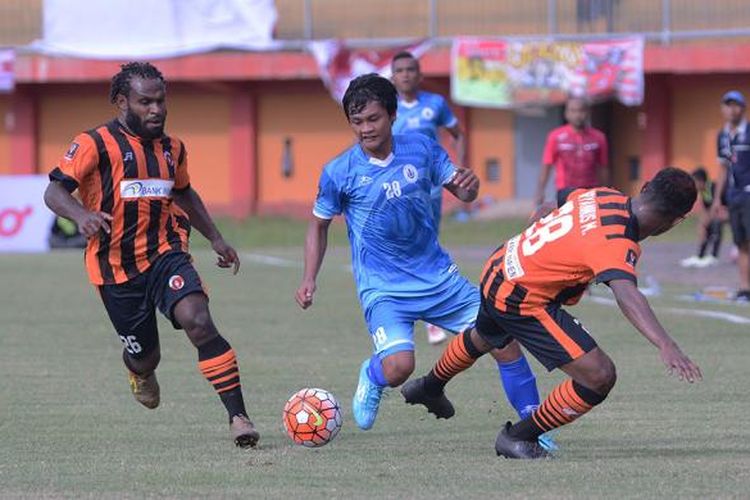 Dua pemain Perseru Serui menghadang satu pemain PSCS Cilacap dalam pertandingan grup E Piala Presiden. PSCS menang tipis 1-0. 