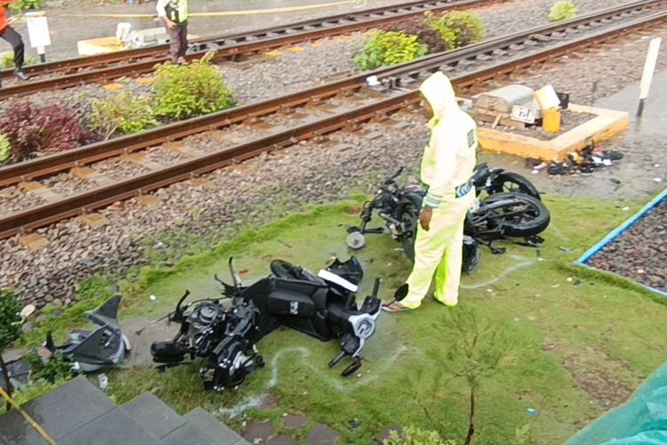 Diduga mis komunikasi 7 sepeda motor yang menunggu kereta lewat di perlintasan kereta api di Kecamatan Barat tertabrak kereta yang kewat. Palang pintu dibuka petugas ketika kereta dari arah Rimur lewat, padahal di peinrasan doubletrack terse ut juga melintas kereta dari arah Barat sehingga menabrak 6 sepeda motor.