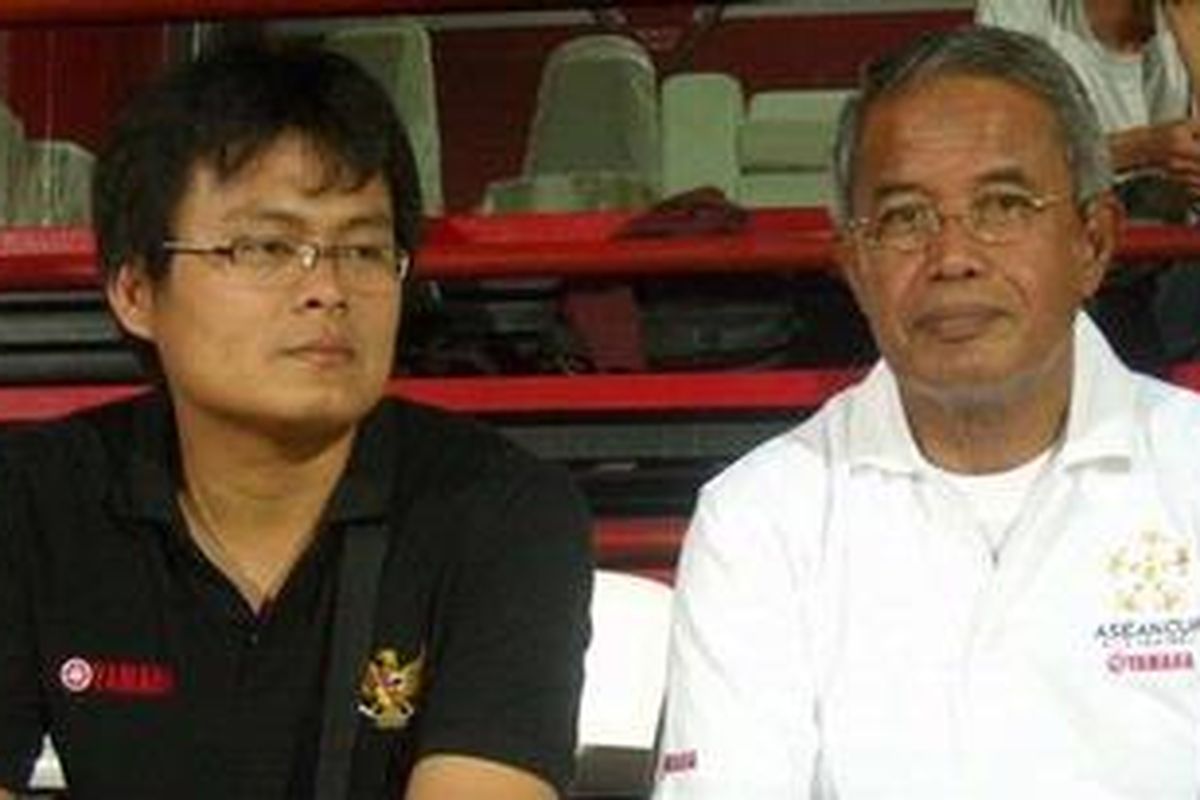 Ketua PSSI Djohar Arifin (kanan) dan Manajer Humas Yamaha Indonesia Indra Dwi Sunda, menyaksikan pertandingan tim Yamaha U-13 Indonesia melawan Thailand B, pada fase Grup B, Yamaha ASEAN Cup U-13, di Yamaha Stadium Muang Thong Thani, Bangkok, Kamis (15/7/2011).