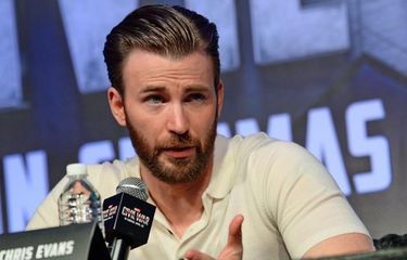 Viral Video Daniel Craig Pamit dari James Bond, Chris Evans: Aku ...