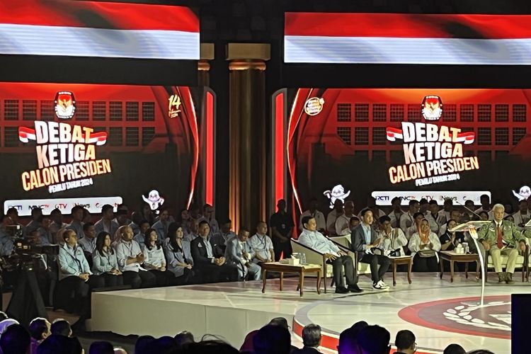 Ketua Umum Partai Demokrat, Agus Harimurti Yudhoyono, duduk di barisan paling depan pendukung calon presiden (capres) nomor urut 2, Prabowo Subianto, dalam debat kedua capres di Istora Senayan, Jakarta, Minggu (7/1/2024).