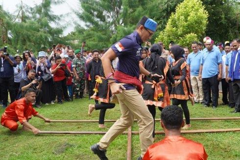 Saat Menteri Sandiaga Uno Menarikan Tarian Adat Maluku di Desa Wisata Hila...