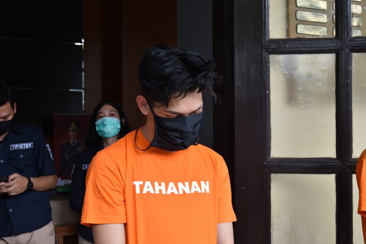 YouTuber Ferdian Paleka saat berada di Mapolrestabes Bandung, Jumat (8/5/2020).