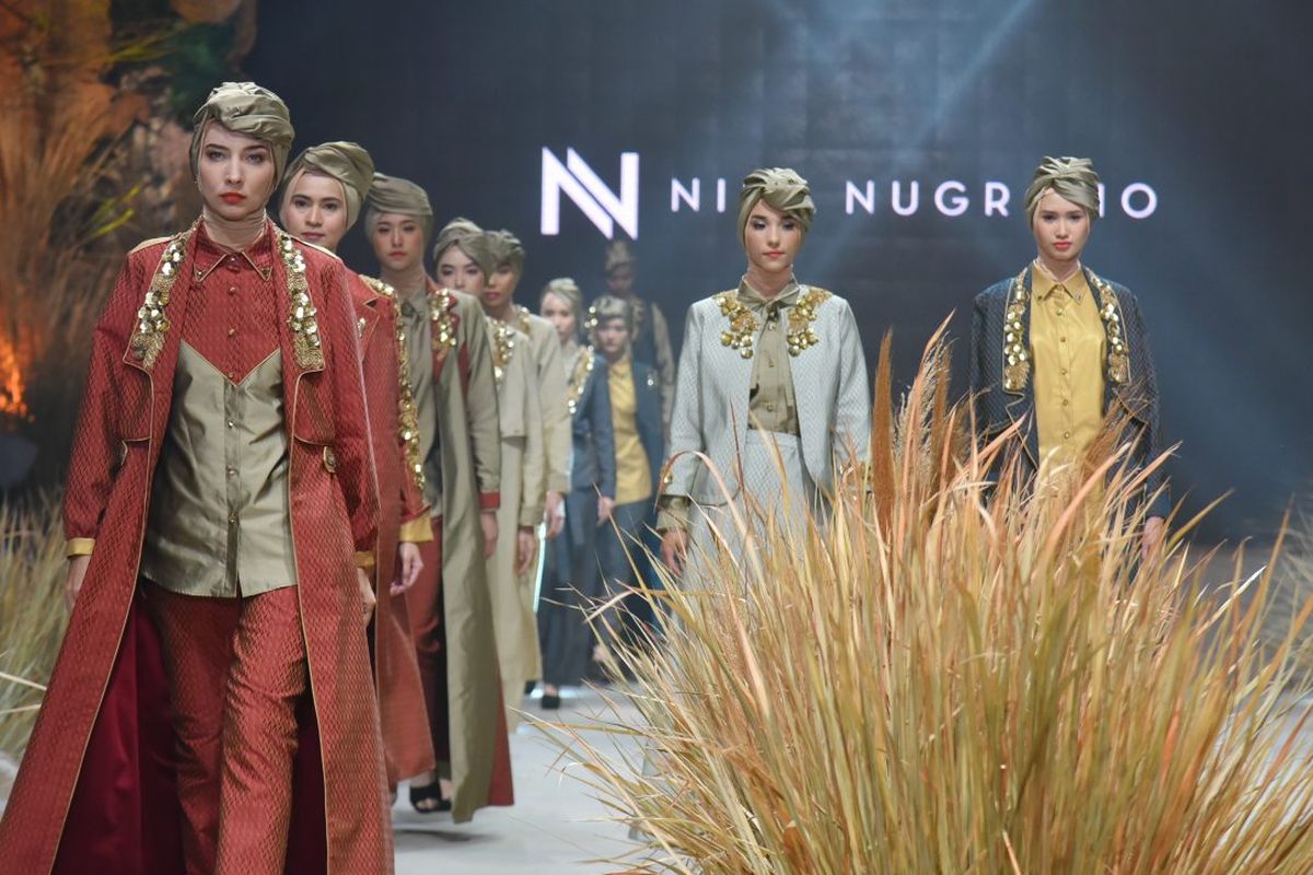 Koleksi Nina Nugroho Women In Power dalam peragaan busana di Fashion Rhapsody.