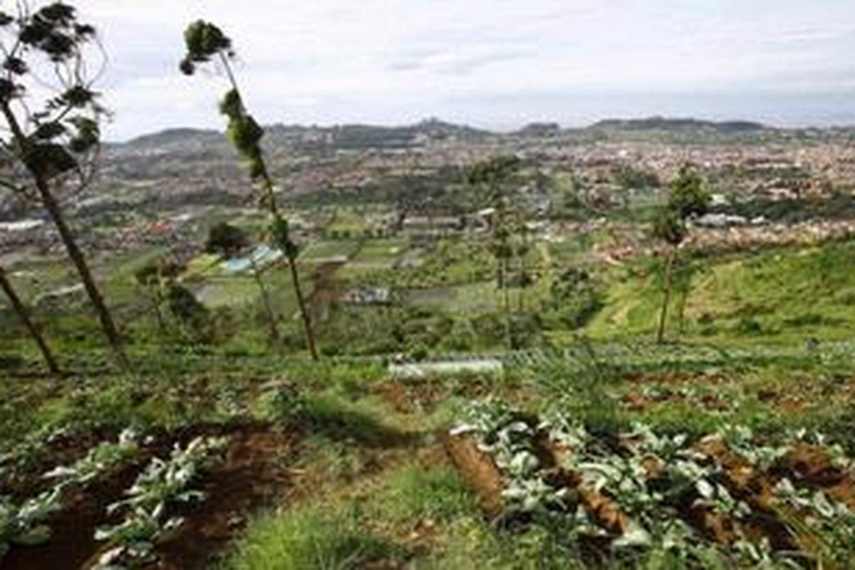 Kota Lembang dengan latar sesar Lembang, Bandung.  