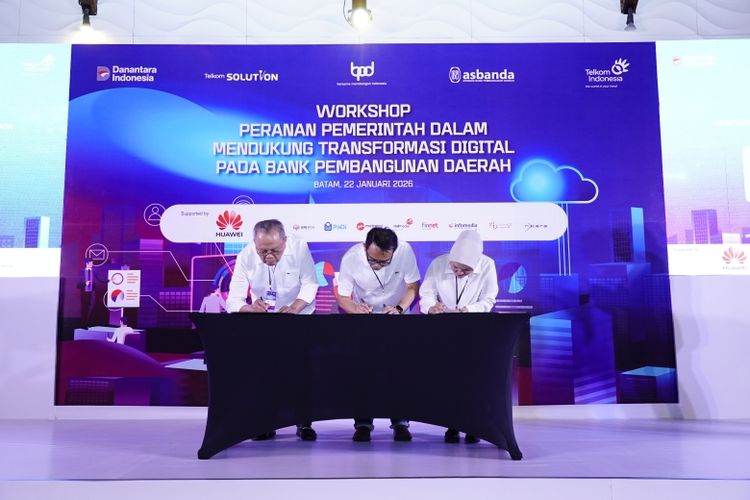 (Kiri ke kanan) Vice President Global Strategic Partnership & Synergy Telkom Arfianto Ramadhan, Direktur Eksekutif Asbanda Wimran Ismaun, dan Deputy Director of Huawei Carrier Enterprise Business Imelda Hidayati saat penandatanganan intensi kolaborasi dalam rangka penguatan kapabilitas dan inovasi BPD pada Workshop Asbanda & BPD Seluruh Indonesia  di Batam, Kamis (22/1/2026).