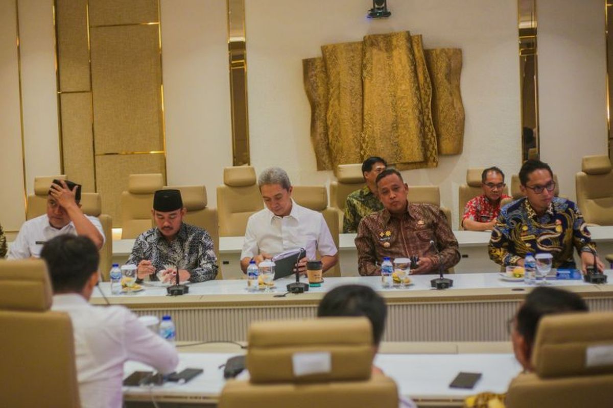 Pembahasan proyek Waste to Energy (WTE) atau Pengolahan Sampah dengan Energi Listrik (PSEL) di Kantor Danantara, Jakarta, Kamis (9/10/2025).