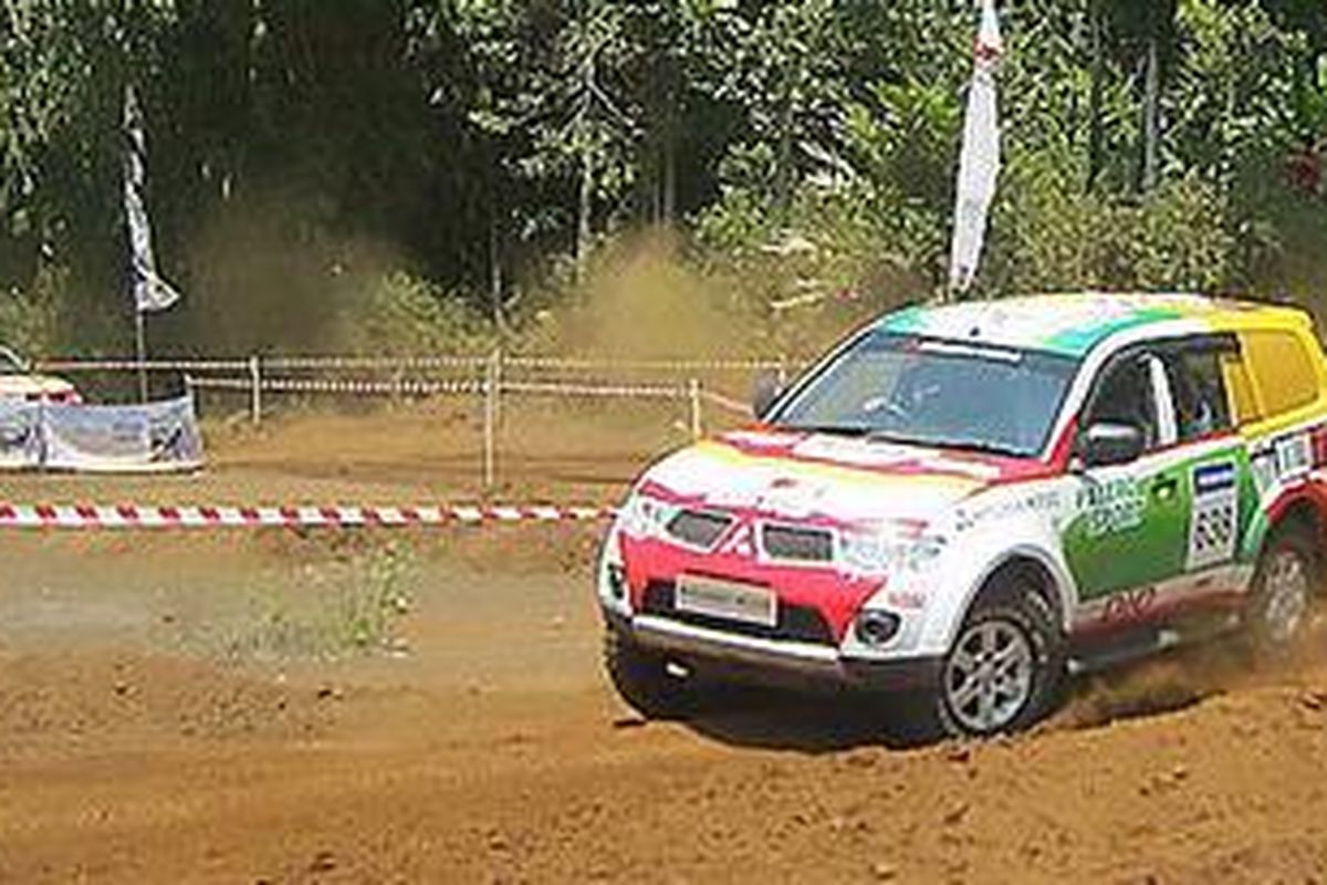 Pajero Sport yang dikemudikan pereli nasional membawa peserta merasakan manuver di medan off-road
