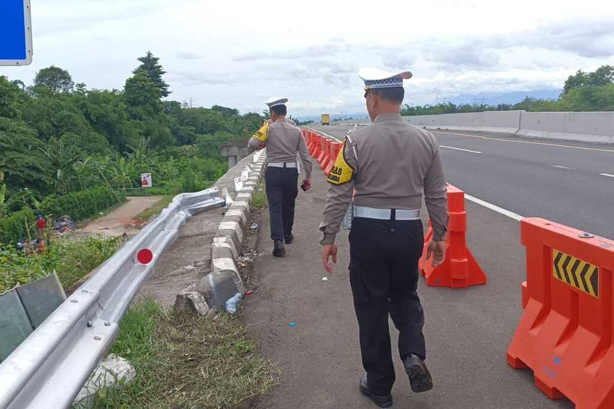 Polres Pemalang melakukan olah TKP kecelakaan tunggal bus terjun bebas yang mengakibatkan 2 orang meninggal dunia di Tol KM 320+800 jalur A
