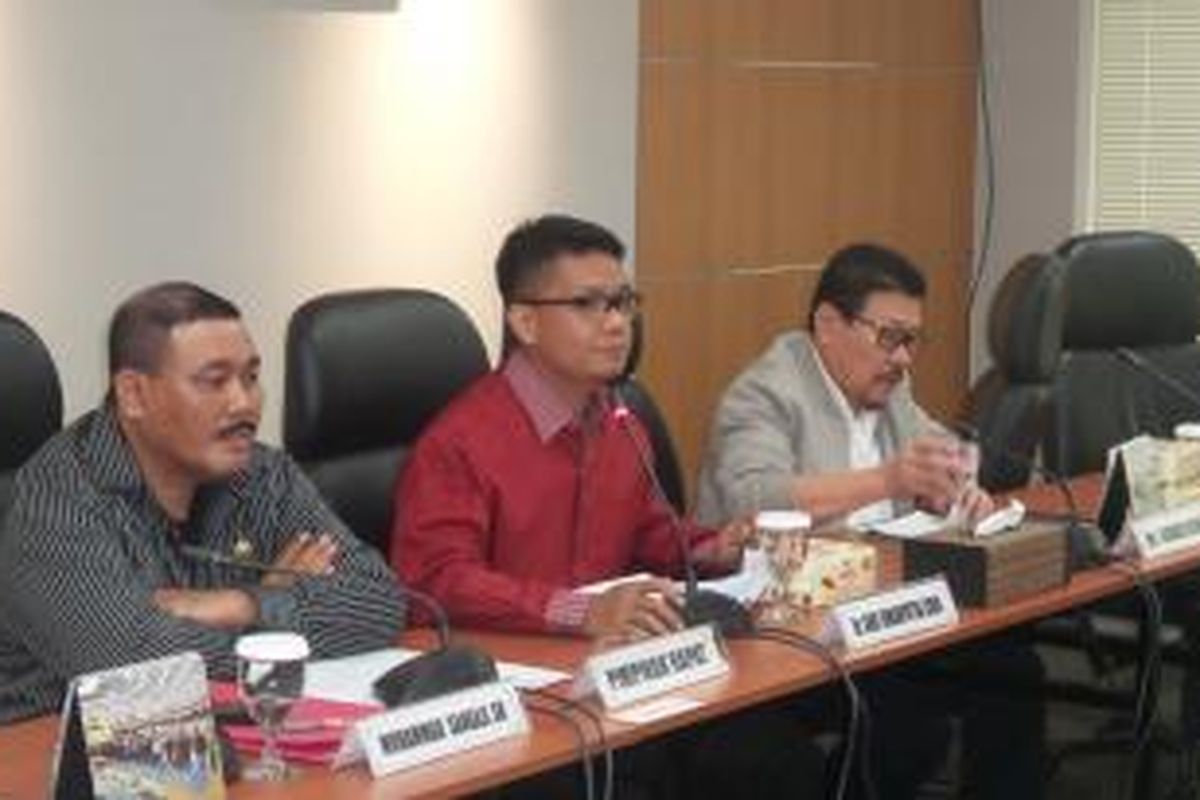 Pakar hukum tata negara Irman Putra Sidin (tengah) saat menyampaikan pemaparannya dalam rapat hak angket di Gedung DPRD DKI, Rabu (25/3/2015)