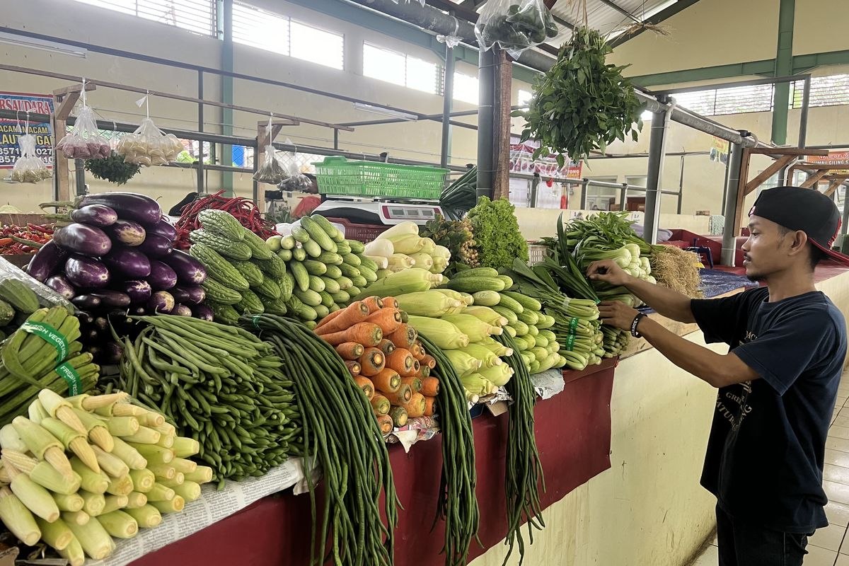 Harga sayur stabil sedangkan harga tomat dan cabai mengalami kenaikan harga di Pasar Tanah Baru, Kecamatan Bogor Utara, Kota Bogor, Kamis (14/3/2024).