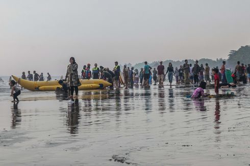 BERITA FOTO: Kawasan Pantai Anyer Diserbu Pengunjung