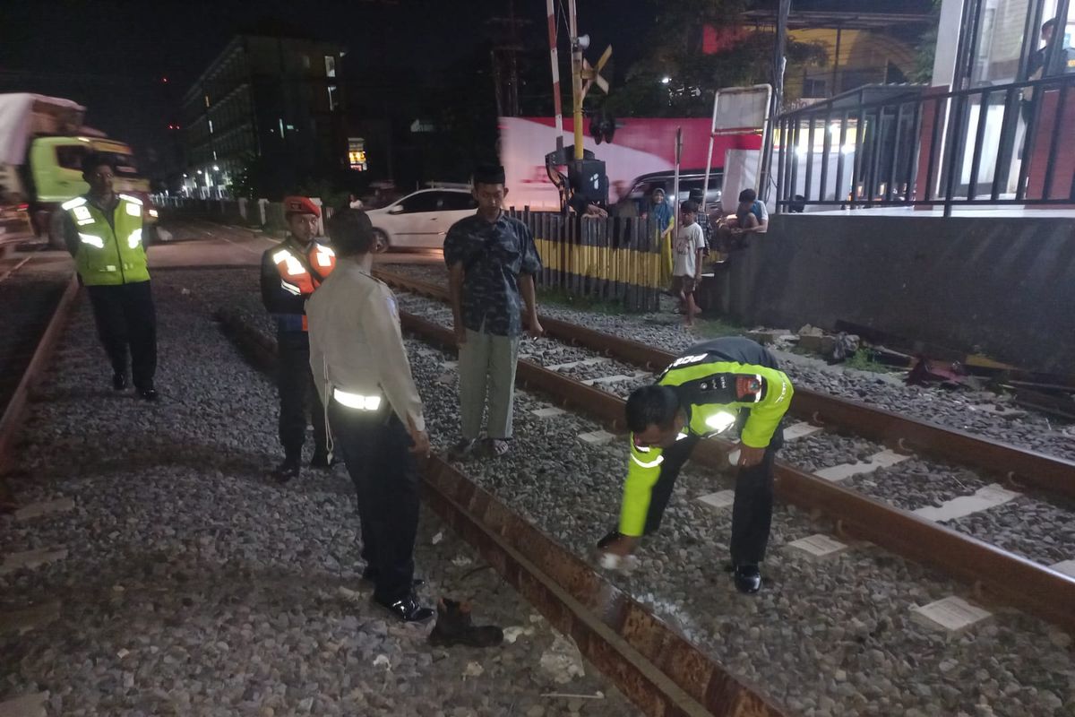 Lokasi seorang pemotor tertabrak KA Argo Semeru karena terobos palang pintu pelintasan.