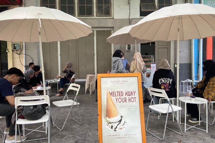 Rumah Oma Surabaya, kedai es krim di Surabaya yang dibuka di depan rumah sang owner, Jl. Achmad Jais, Peneleh Surabaya