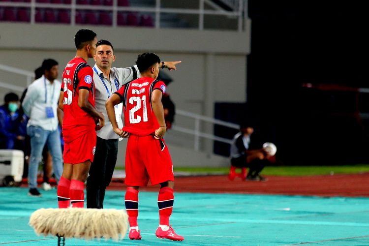 Pelatih Arema FC Javier Roca berdiskusi dengan dua pemain pengganti saat pertandingan pekan ke-12 Liga 1 2022-2023 melawan Dewa United FC yang berakhir dengan skor 0-2 di Stadion Manahan Solo, Rabu (7/12/2022) sore.