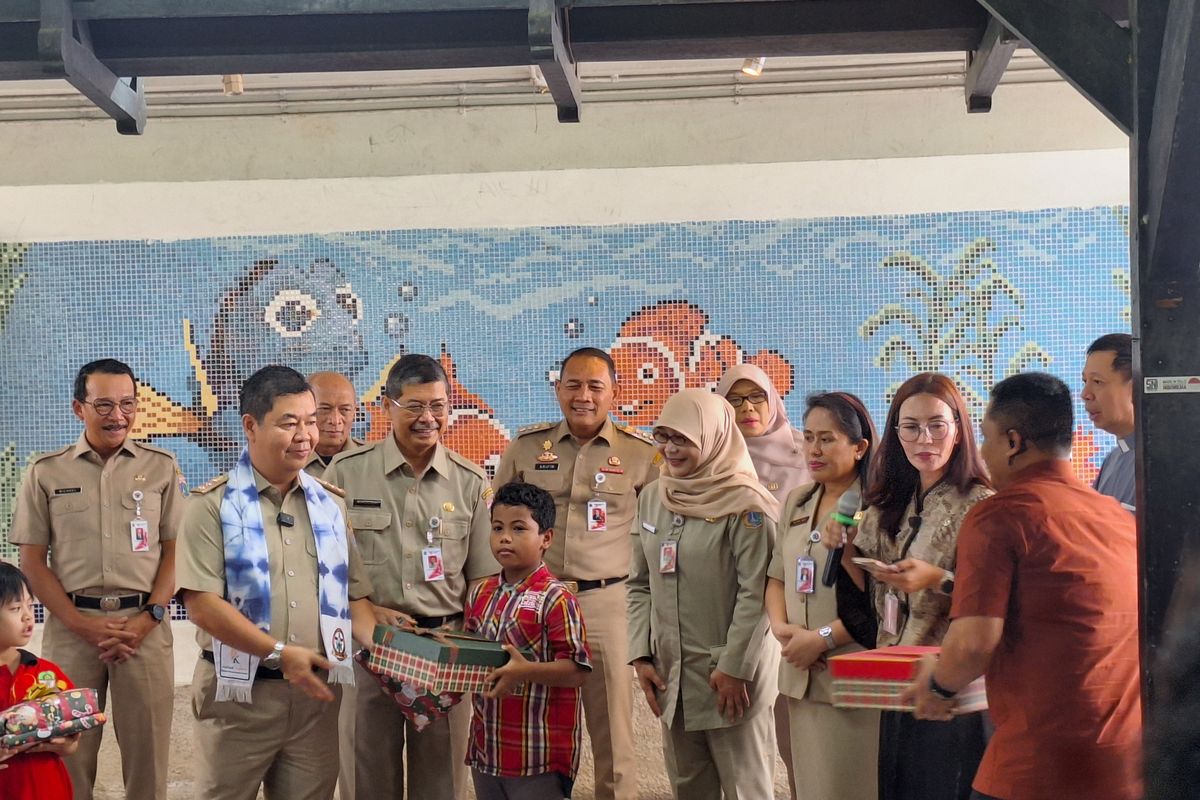 PJ Gubernur Jakarta Bagi-bagi Kado Natal dan Tiket Ancol ke Anak Panti Asuhan