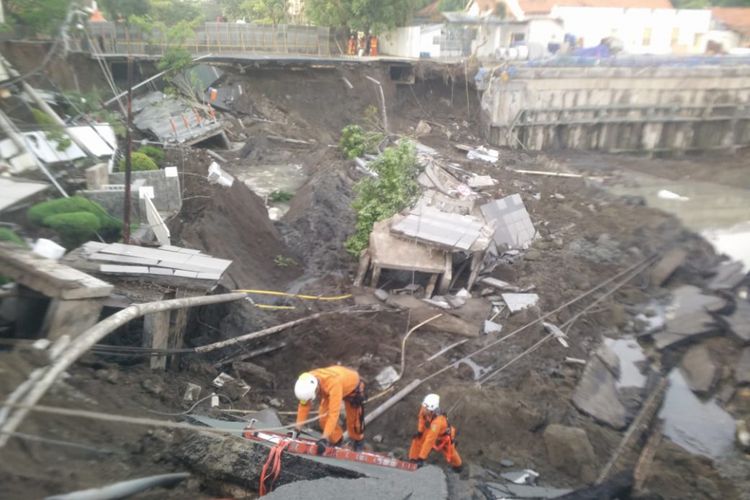 Tim SAR melakukan pencarian korban di lokasi jalan raya Gubeng Surabaya yang ambles