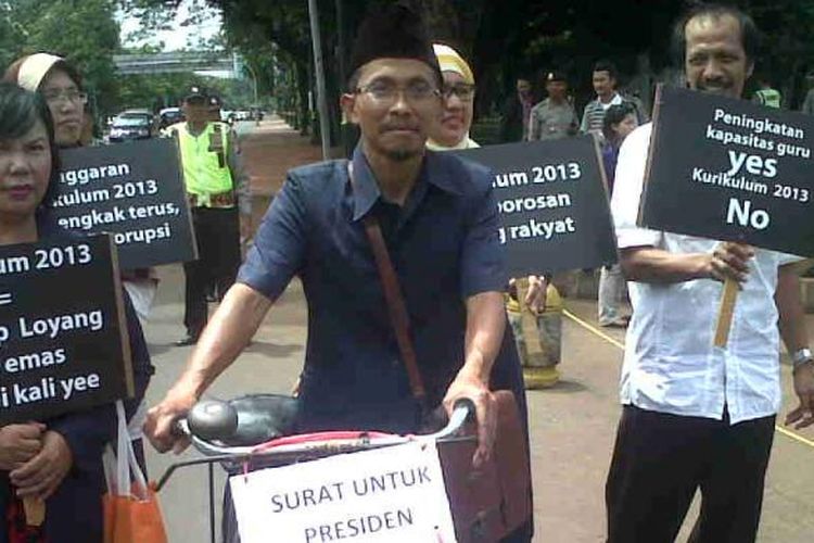 Slamet Maryanto salah seorang guru menyampaikan petisi kepada Presiden RI terkait Kurikulum 2013.