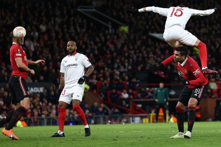 Momen Harry Maguire membuat gol bunuh diri dalam laga leg pertama perempat final Liga Europa 2022-2023 antara Man United vs Sevilla di Stadion Old Trafford, 13 April 2023. (Photo by Darren Staples / AFP)