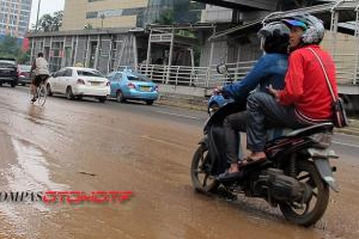 Salah satu kondisi jalan yang berbahaya ketika basah, luberan lumpur.