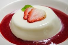 Resep Vanilla Panna Cotta dengan Saus Stroberi, Mudah Dibuat 