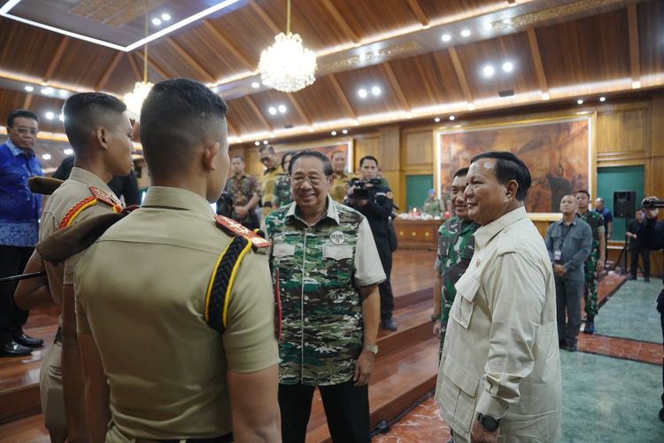 Menteri Pertahanan (Menhan) Prabowo Subianto saat menghadiri acara Reuni Emas Akabri 1970-1973 bertajuk Reuni Emas 50 Tahun Cadaka Dharma: Menguak Memori, Merajut Silaturahmi di Akmil Magelang, Rabu (13/12/2023).
