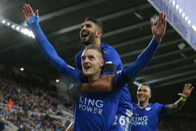 Penyerang Leicester City, Jamie Vardy (depan), melakukan selebrasi bersama rekan setimnya, Riyad Mahrez, usai membobol gawang Newcastle United, di Stadion King Power, pada 21 November 2015.