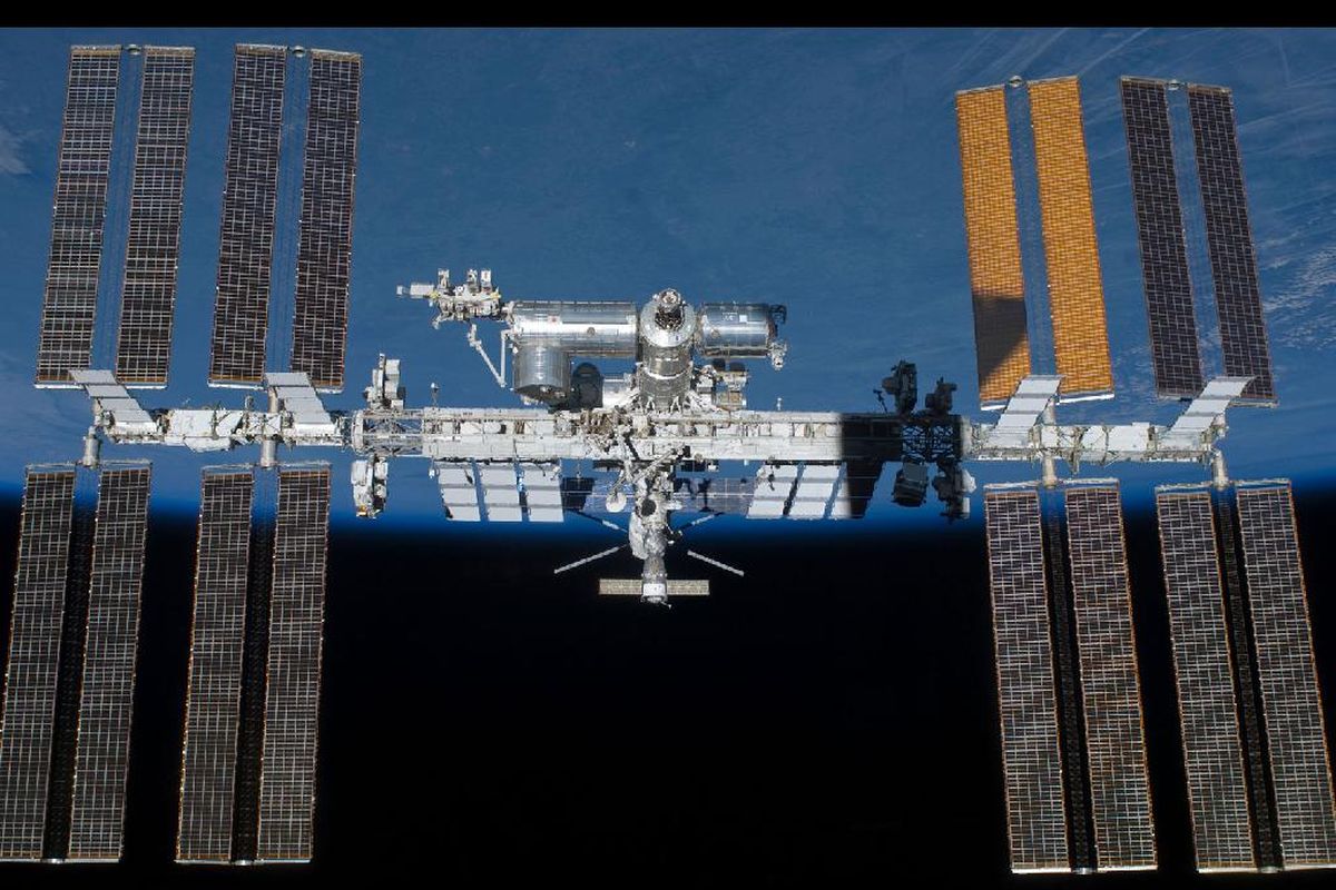 Stasiun Luar Angkasa Internasional (Internasional Space Station/ISS). Puing-puing sampah antariksa mengancam keberadaan ISS. Stasiun ini harus pindah atau bergeser dari lokasi orbit sebelumnya untuk menghindari puing sampah antariksa.