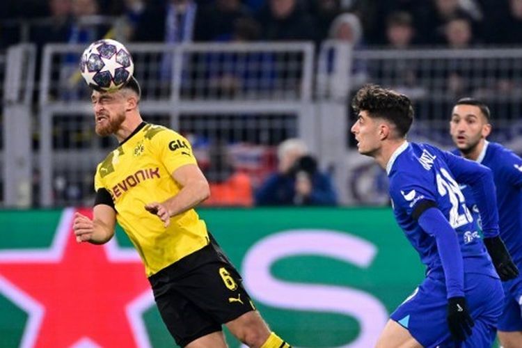 Gelandang Dortmund, Salih Ozcan (kiri), saat menanduk bola di dekat pemain tengah Chelsea, Kai Havertz (kanan), dalam leg pertama 16 besar Liga Champions 2022-2023 di Stadion Signal Iduna Park pada 15 Februari 2023. Selanjutnya, Chelsea bakal menjamu Dortmund dalam leg kedua Liga Champions 2022-2023. Laga Chelsea vs Dortmund digelar di Stadion Stamford Bridge pada Rabu (8/3/2023).  (Foto oleh John MACDOUGALL / AFP)