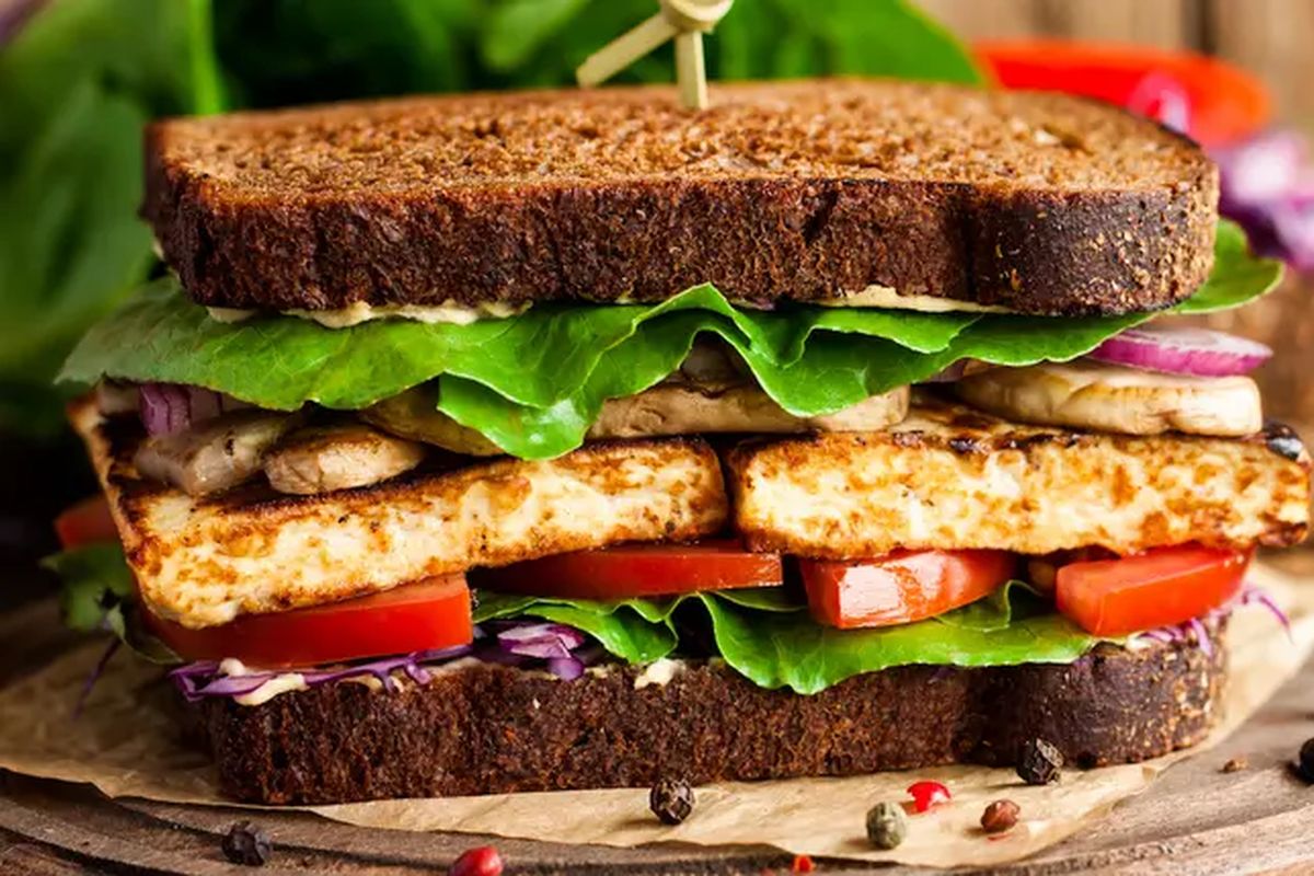 Ilustrasi sandwich tahu spicy mayo untuk sarapan