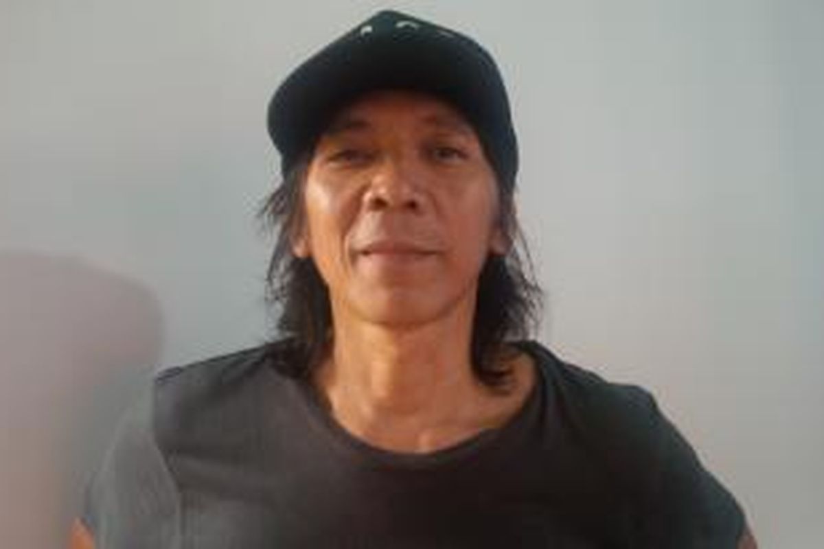 Bimo Setiawan Almachzumi atau Bimbim (48), pemain drum Slank, difoto setelah menjalani Tes HIV bersama para penggemar Slank, yakni slanker, di Markas Slank, Jalan Potlot III, Duren Tiga, Jakarta Selatan, Selasa (8/12/2015).