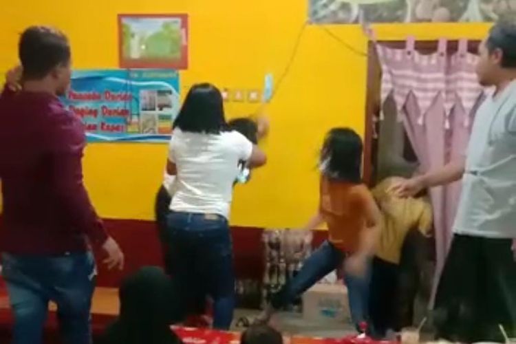 Tangkapan layar dua perempuan yang mengeroyok seorang laki -laki dan perempuan di Jember 