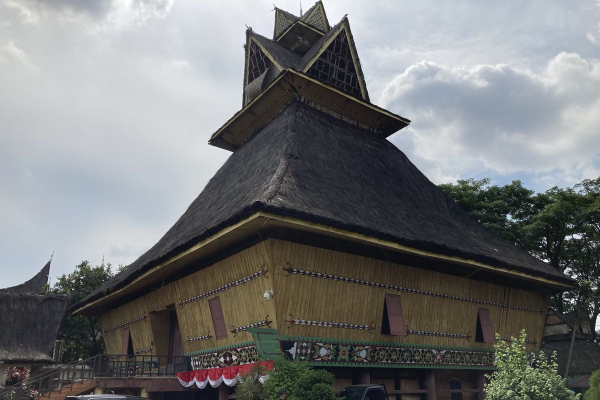 Rumah adat Batak Karo atau Siwaluh Jabu di Anjungan Sumatera Utara, Taman Mini Indonesia Indah, Jakarta, Senin (13/9/2021).